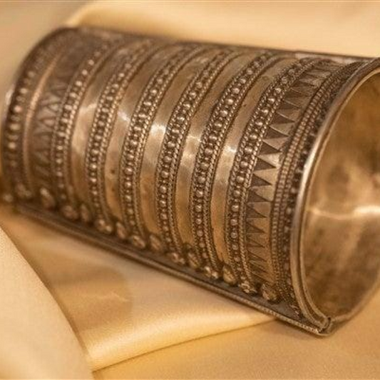 Traditionl broad Handcuff